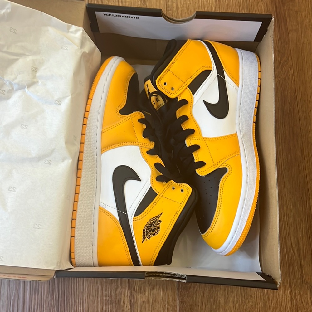 Air Jordan 1 Mid (GS) taxi